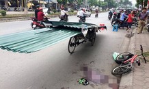 Xe chở hàng cồng kềnh đe dọa tính mạng người đi đường ở Hà Nội