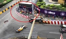 Va chạm ở tốc độ 270 km/h, nữ tay đua 17 tuổi bị hất tung lên trời