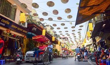 Con phố ở Hà Nội lột xác nhờ hơn 1.000 chiếc nón lá
