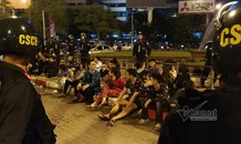 Tụ tập trà đá giữa ngã tư Hà Nội, gần 50 thanh niên bị 'hốt' về đồn