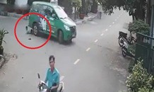 Lùi xe thiếu quan sát, suýt chèn trúng người cậu bé