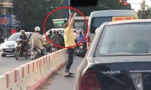 Tài xế ô tô tranh thủ tập thể dục lúc chờ đèn đỏ gây thích thú