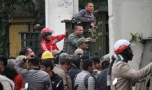 Trèo vào trụ sở VFF, CĐV quá khích bị công an 'xốc nách' ra ngoài