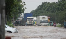 Nhiều tuyến đường ở Hà Nội chìm trong 'biển nước'