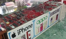 Nhóm đối tượng lao vào cửa hàng điện thoại đập phá ô tô, xe máy