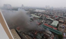 Cháy lớn tại kho hàng trên đường Ngọc Hồi