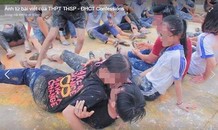 Nóng với trò chơi chuyền thìa bằng môi của học sinh Cần Thơ: Phản cảm?