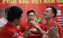 Hàng trăm thanh niên thi vật tay tại Hà Nội