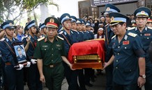 Nghẹn ngào giây phút người thân, đồng đội tiễn đưa hai phi công Su-22