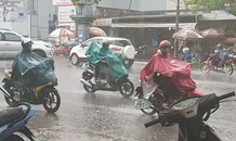 Sáng sớm, Sài Gòn mưa to kèm dông sét mù trời