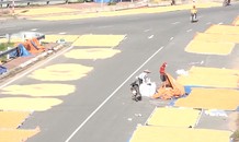 Mặt đường thành sân phơi thóc ở Hà Nội