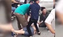 Nhóm xe ôm kịp khống chế gã trai cầm dao đi gây gổ