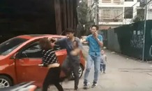 Chồng lên gối, đánh, đạp vợ dã man giữa đường trước mặt con nhỏ