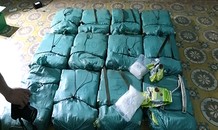 Hàng trăm người cùng cảnh sát truy bắt kẻ vận chuyển 300 kg ma tuý