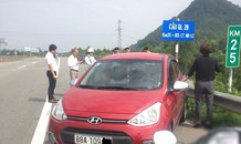 Xe ô tô ngược chiều lao vun vút trên cao tốc Nội Bài - Lào Cai