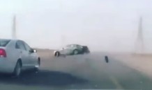 Chiếc sedan mất lái, drift rơi bánh xe