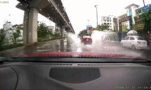 Ôtô vượt ẩu bắn nước lên người đi xe máy