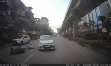 Ôtô 'điên' đâm xe máy rồi bỏ chạy trên đường phố Hà Nội