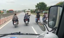 4 chiếc xe máy dàn hàng ngang trên quốc lộ