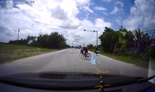 Ôtô 'cháy phanh', đánh lái gấp tránh xe đạp sang đường nguy hiểm
