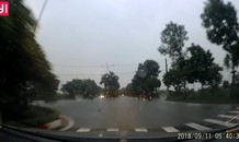 Đi trên đường mưa ướt, 3 xe máy va chạm với nhau ở giao lộ