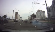 Ôtô Mercedes chuyển làn không quan sát khiến Audi văng khỏi đường