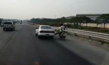 Xe máy bám vào ôtô đi trên cao tốc cực kỳ nguy hiểm