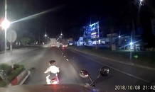 Đi xe máy không đội mũ bảo hiểm còn tạt đầu container