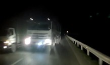 'Thót tim' với pha lấn làn của xe tải trên đường hẹp trong đêm