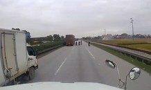 Các thanh niên đi xe máy không đội mũ 'đánh võng' trước mặt container