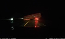 Xe container rơi thùng hàng sau 2 lần va vào cầu vượt