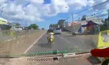 Phóng xe máy ngược chiều tốc độ cao, thanh niên lao thẳng vào đầu ôtô