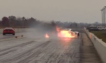 Xe thể thao Dodge Viper 'bất ngờ' bốc cháy dữ dội khi đang chạy đua