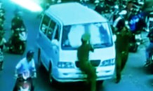 Tài xế lao thẳng xe vào cảnh sát, đẩy đi trăm mét trên phố Đà Lạt