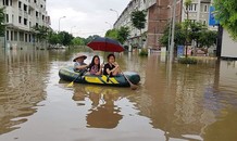 Đường ngập lụt, người dân chèo thuyền như 'sông nước miền Tây'