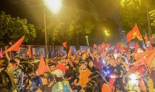 CĐV ăn mừng, đốt pháo sáng khắp nẻo phố Thủ đô