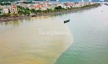 Vịnh Hạ Long 'đổi màu' sau mưa lớn