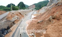 Cao tốc nghìn tỷ cứ mưa là sạt lở