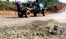 Dùng tay dễ dàng bóc từng mảng đường vừa được đầu tư 95 tỷ đồng