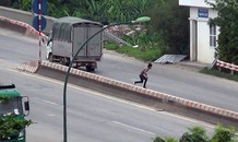 Người dân liều mạng đi vào đường cấm trên cầu Thăng Long