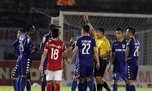 V-League: Quên rút thẻ đỏ, trọng tài bẻ còi tước bàn thắng