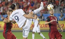 Lập siêu phẩm karate, Ibrahimovic bước vào ngôi đền 500