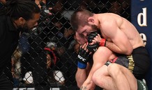 Khabib dùng chiêu siết cổ, McGregor xin hàng ở trận chiến tỷ đô
