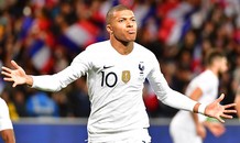 ‘Thần đồng’ Mbappe lập kỳ tích, giải cứu tuyển Pháp