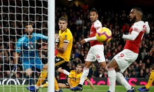 VIDEO: 'Sao xịt' M.U giải nguy cho Arsenal