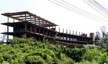 Khách sạn bỏ hoang 30 năm chờ sập bên bãi biển Đại Lãnh