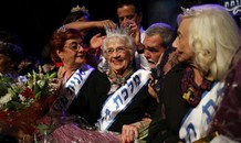 Xúc động khoảnh khắc trao vương miện Miss Holocaust Survivor