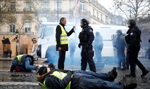 Biểu tình bùng phát ở Paris, 200 người bị bắt, 80 người bị thương