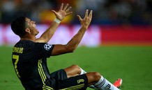 Ronaldo khóc nức nở sau ‘thảm họa’ tại Champions League