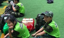Chiến sĩ tí hon bịn rịn bên cha mẹ ngày 'nhập ngũ'